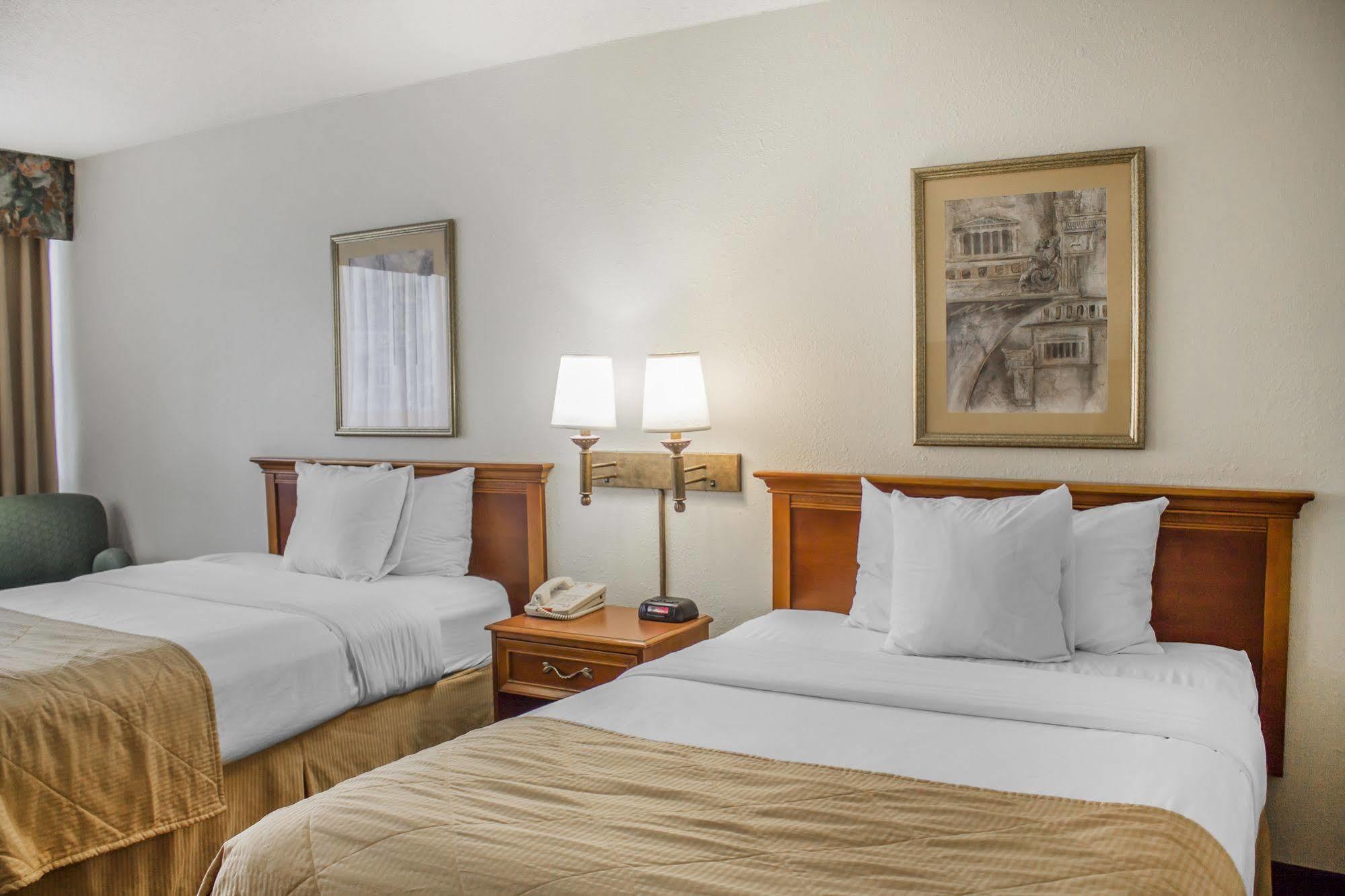 Norwood Inn Hudson エクステリア 写真