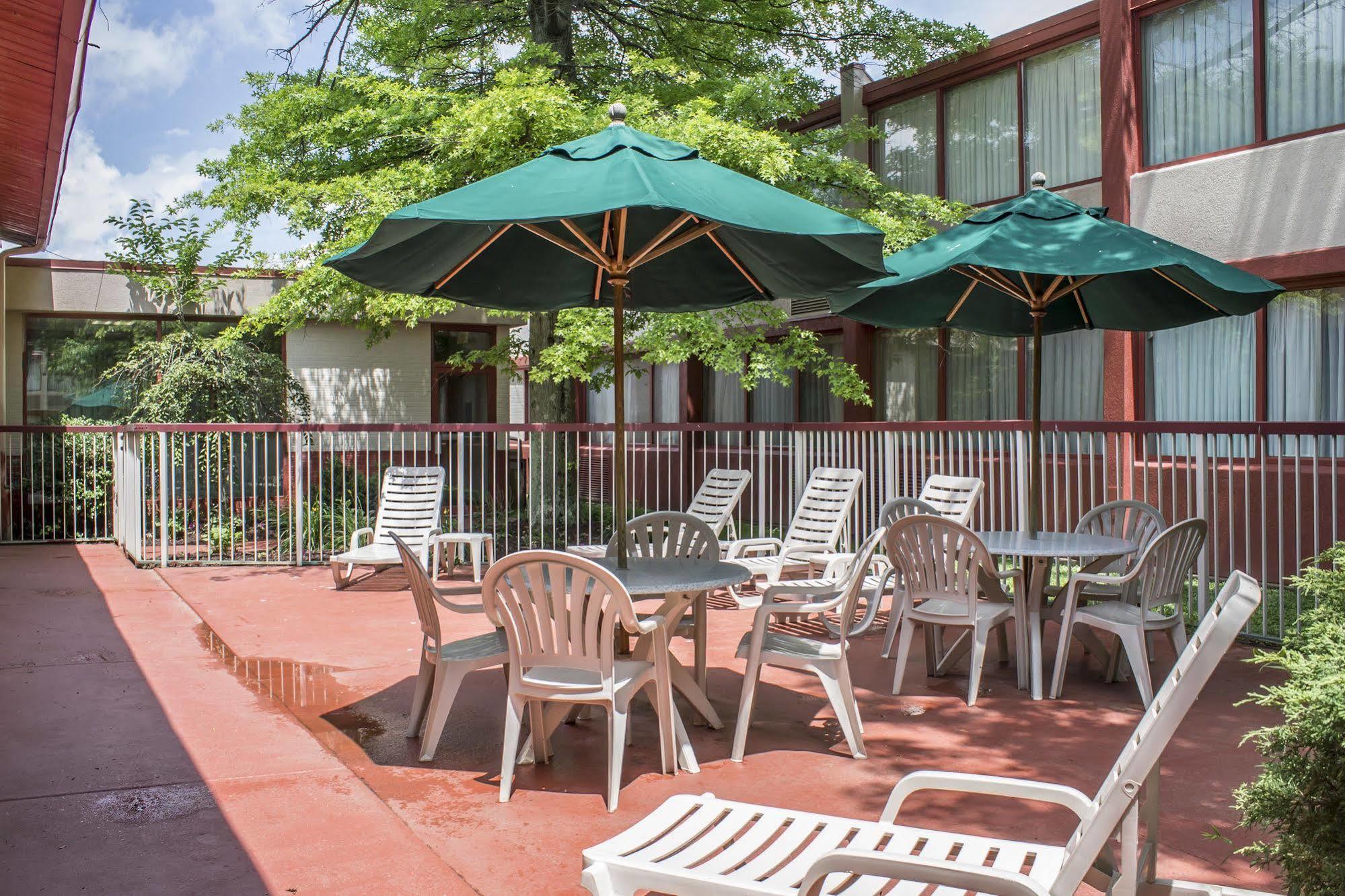 Norwood Inn Hudson エクステリア 写真