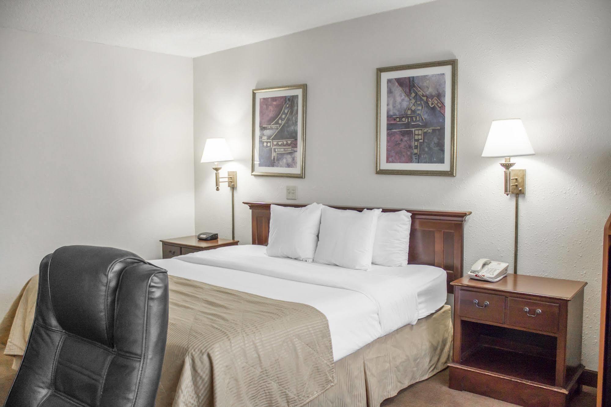 Norwood Inn Hudson エクステリア 写真