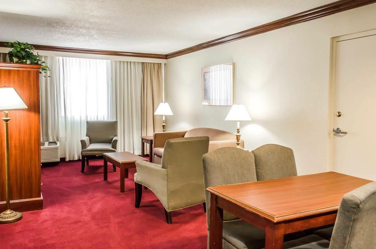 Norwood Inn Hudson エクステリア 写真