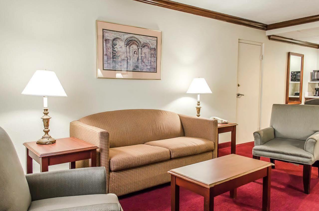 Norwood Inn Hudson エクステリア 写真